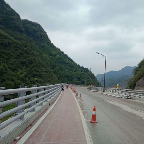 威海（hǎi）乳山市金牛山路防撞護欄工程