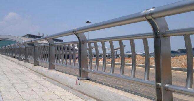 不（bú）鏽鋼複合管護欄