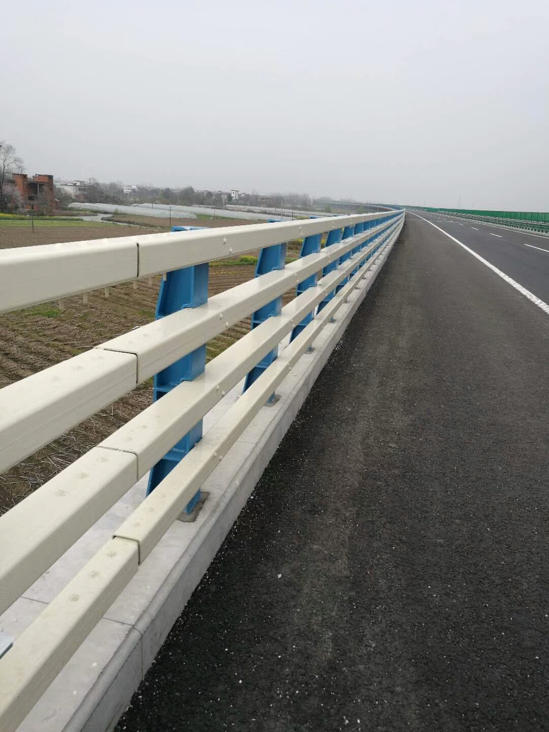 防撞（zhuàng）護欄